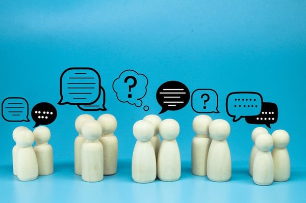 Quelle est la contribution des échanges interculturels entre joueurs pour enrichir la dynamique de groupe?